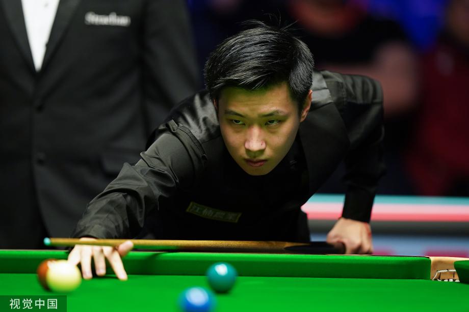 一位年轻选 一位年轻选