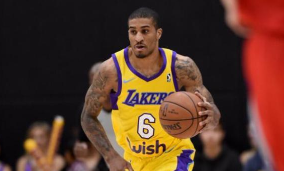 成鲜明对比 成鲜明对比